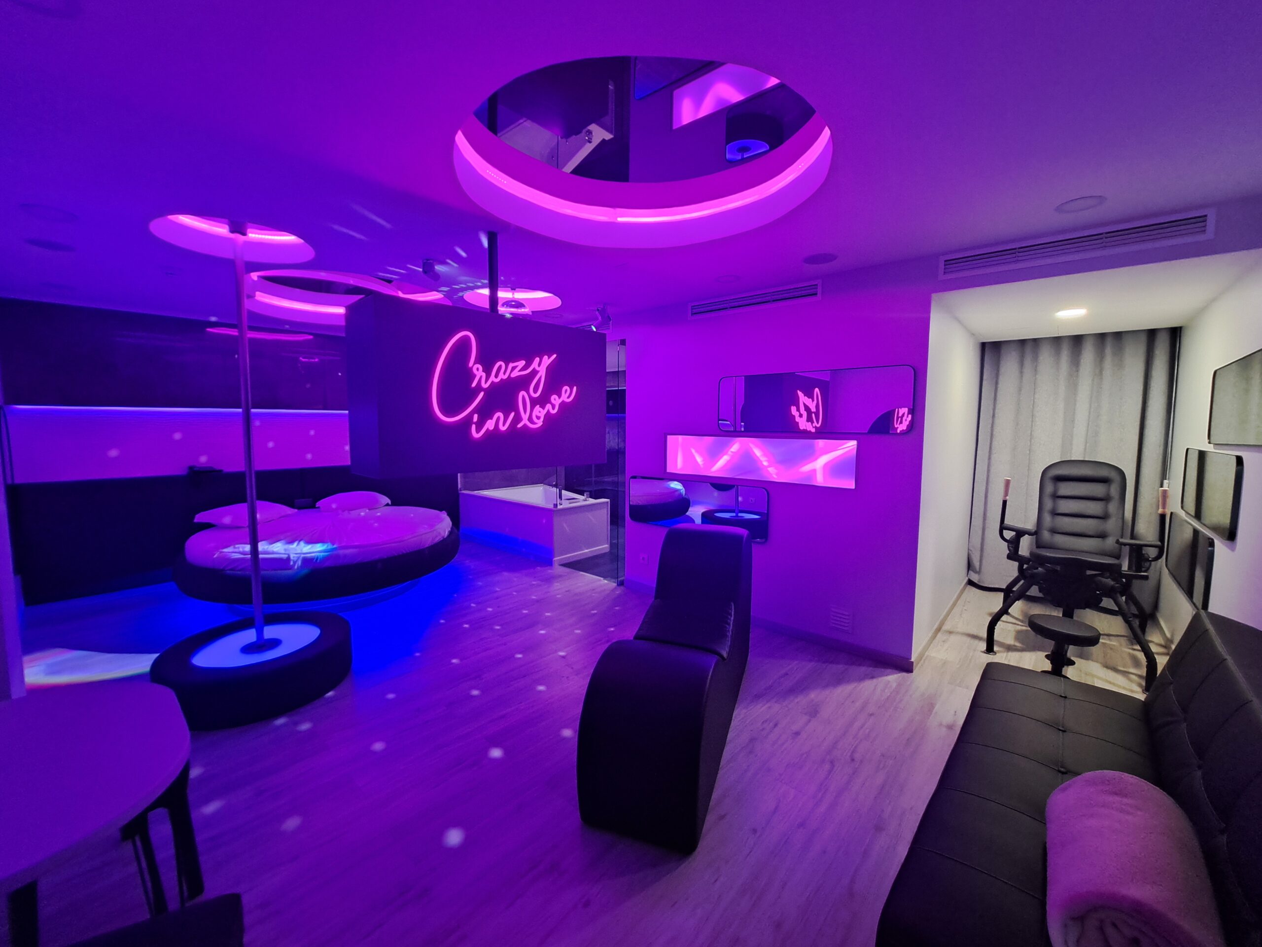 Suite com varão para ole dance e cadeira erótica